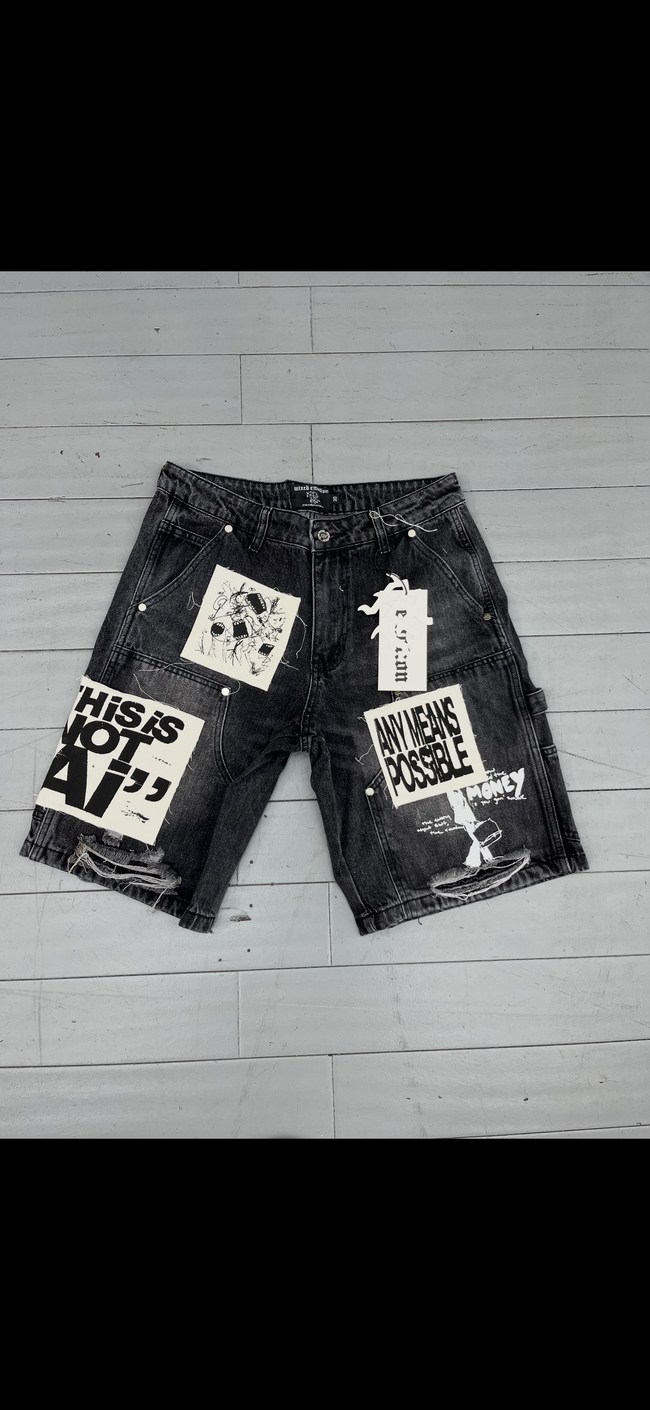 Mixed emotions “Ai” shorts black